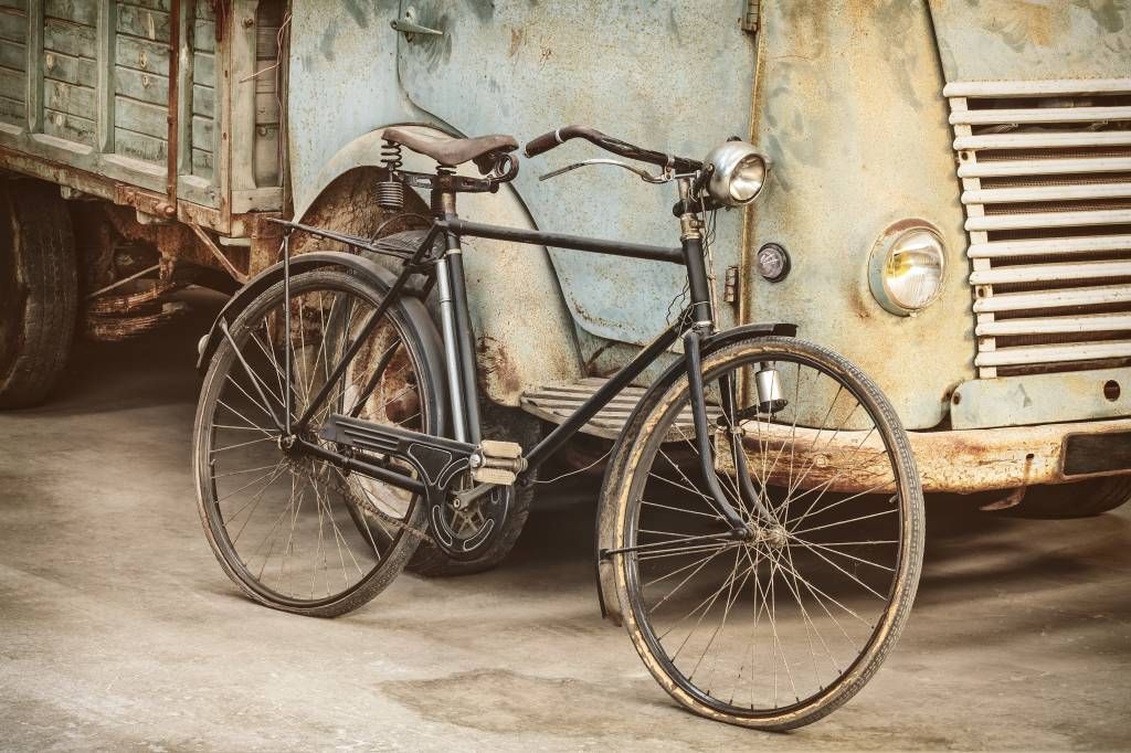Zware vrachtwagen Mechanisch Talloos Retro oude fiets met vrachtwagen - Fotobehang