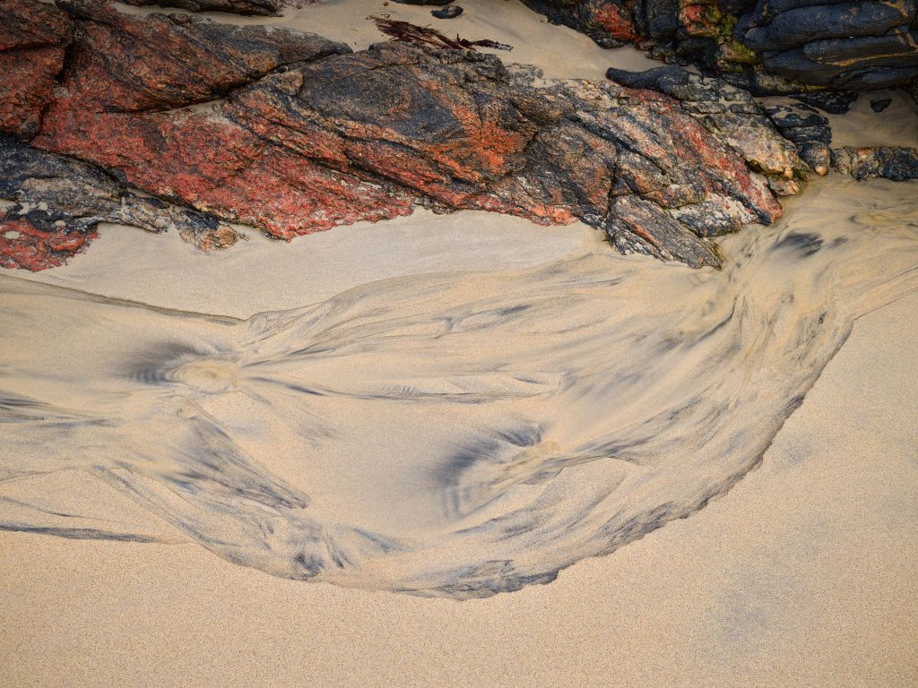 Zand figuur en rots