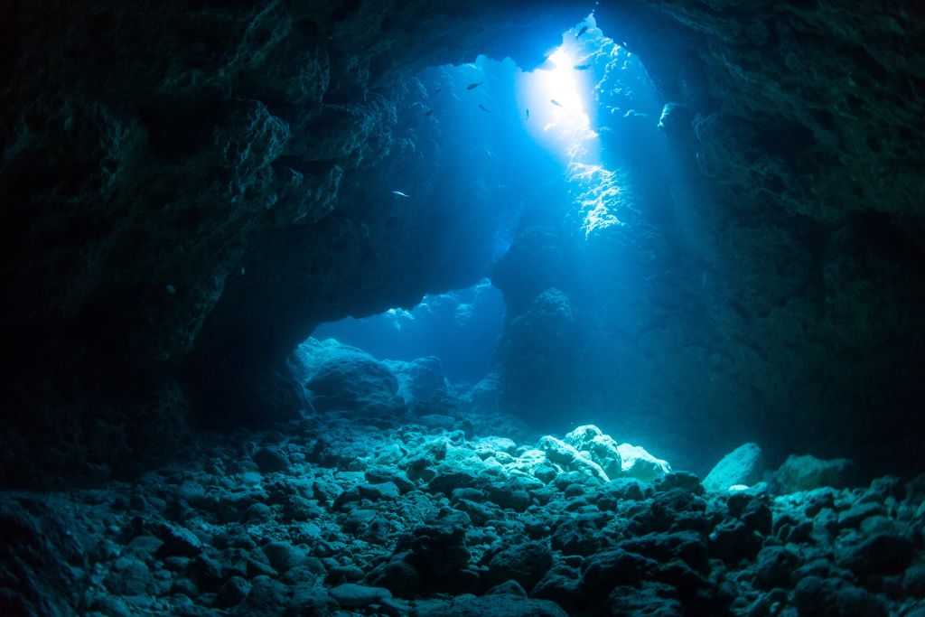 Donkere grot in de oceaan
