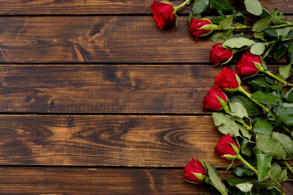 Rode rozen op hout