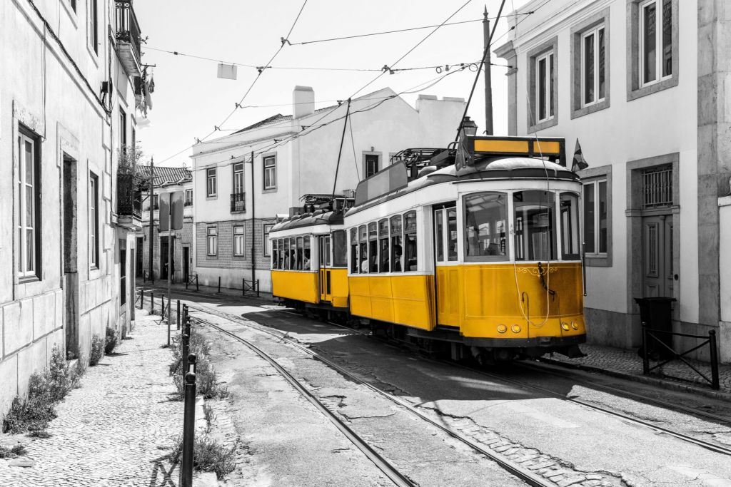 Gele tram in een zwart-wit straatje
