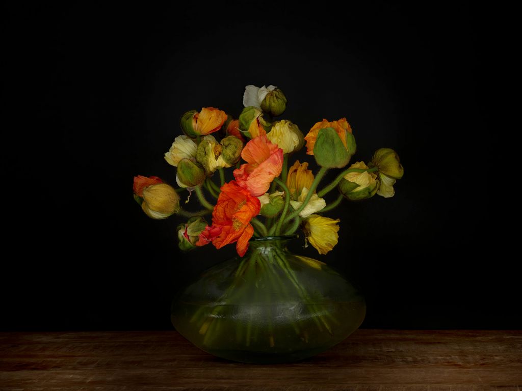 Schilderachtige vaas met bloemen