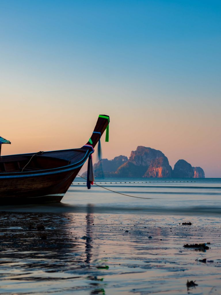 Thaise boot met zonsondergang