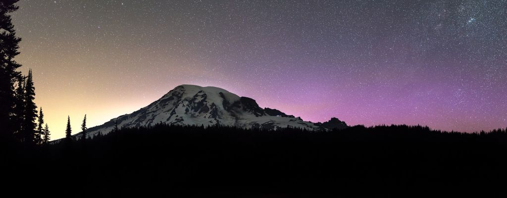 Mount Rainier met noorderlicht