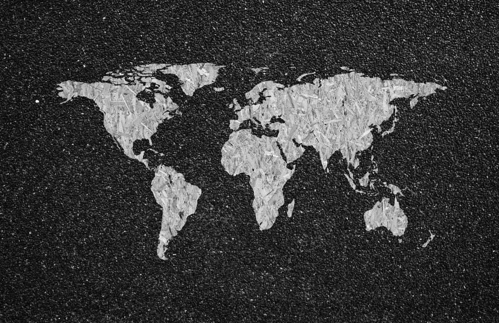 Witte wereldkaart op zwarte achtergrond