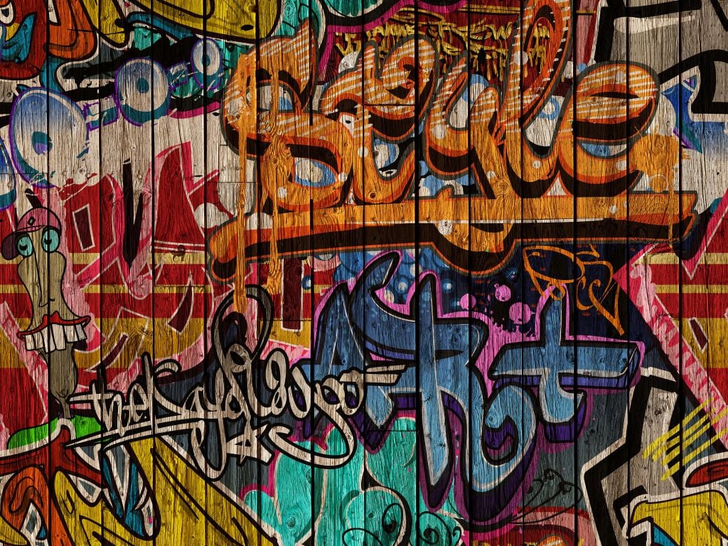 Graffiti met letters op hout