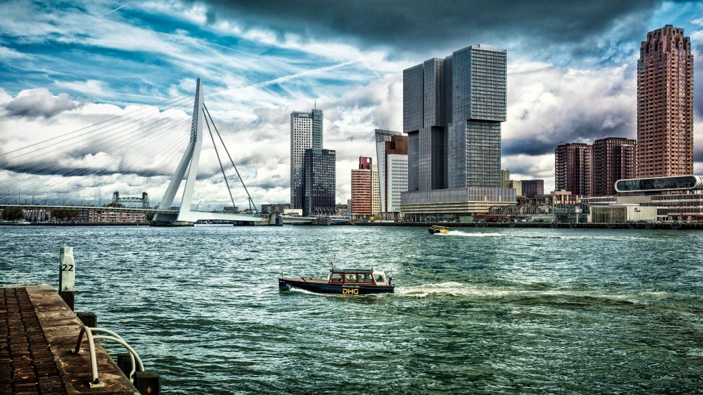 Skyline' Rotterdam met zicht op de Kop van Zuid in kleur  