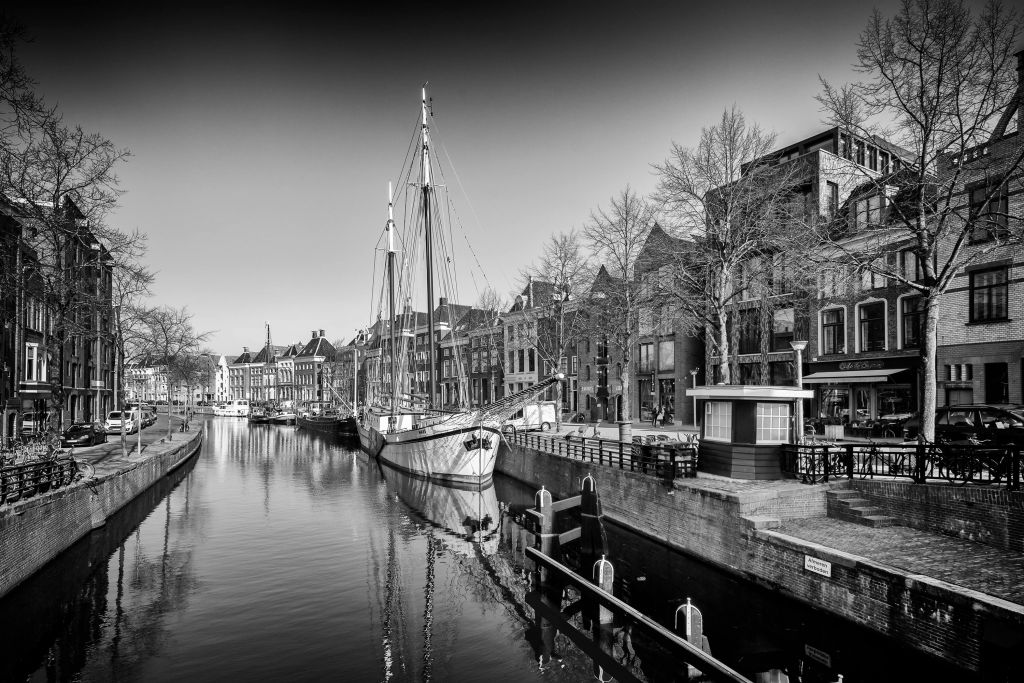 Historisch schip gelegen in de rivier de A in Groningen  In zwart wit  