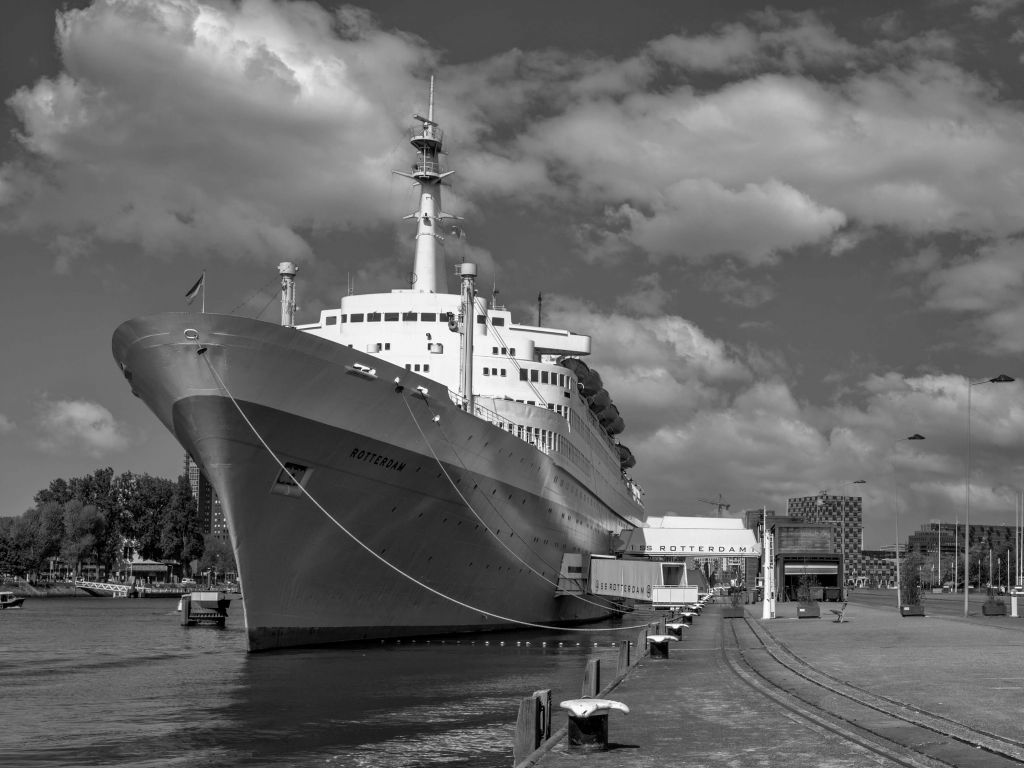 Voormalig stoomschip de SS Rotterdam in zwart wit   