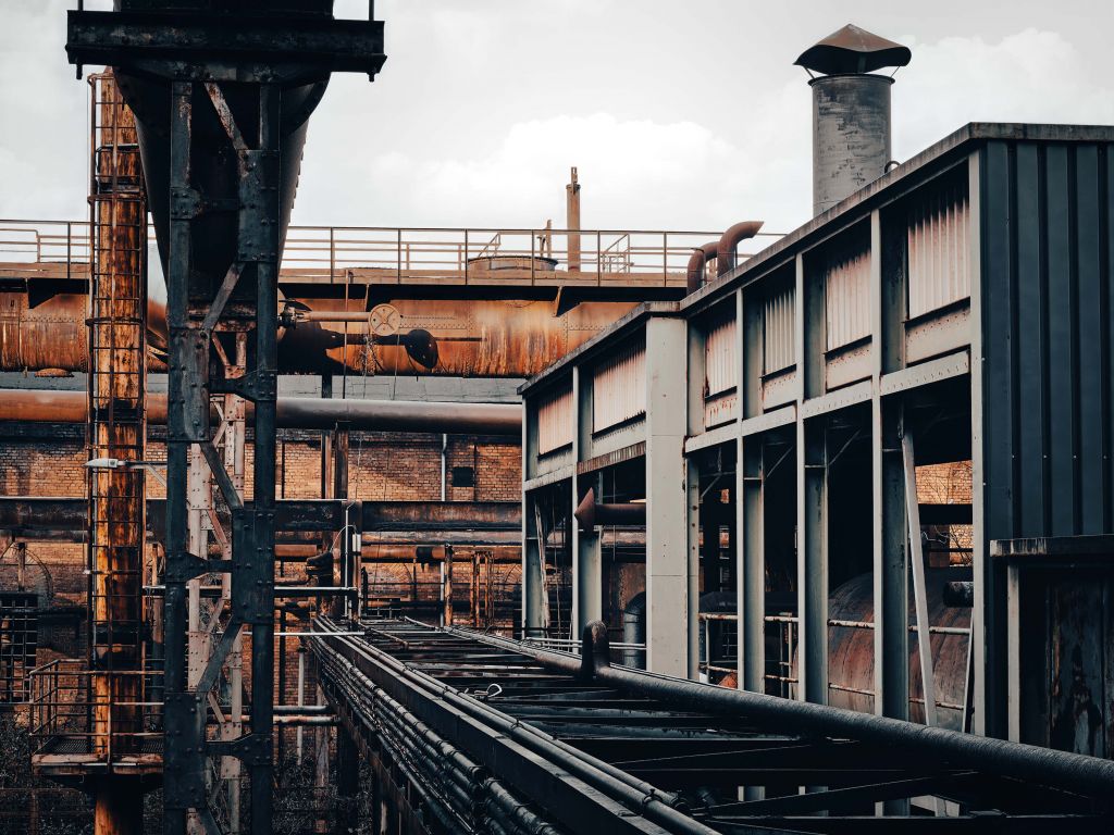 Rails bij oude een fabriek