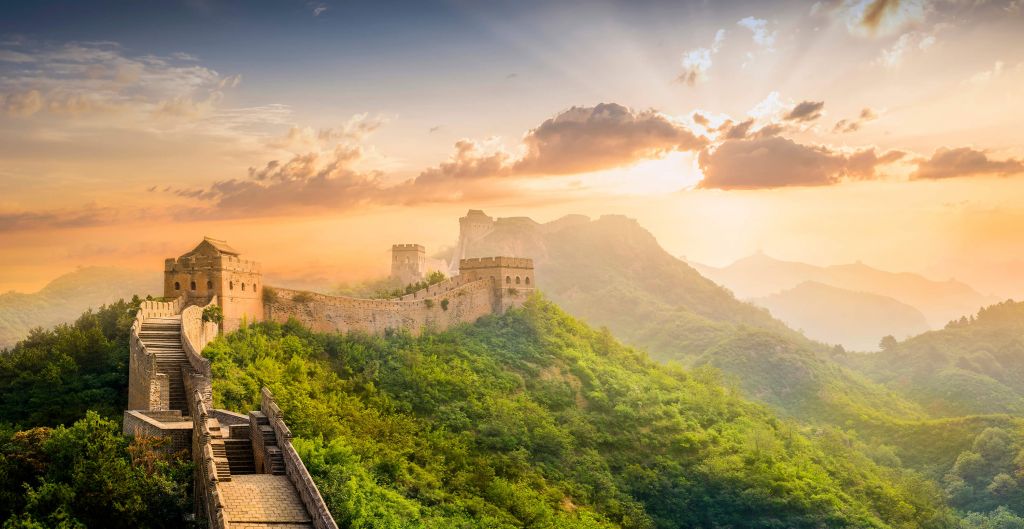 Chinese muur bij zonsopkomst