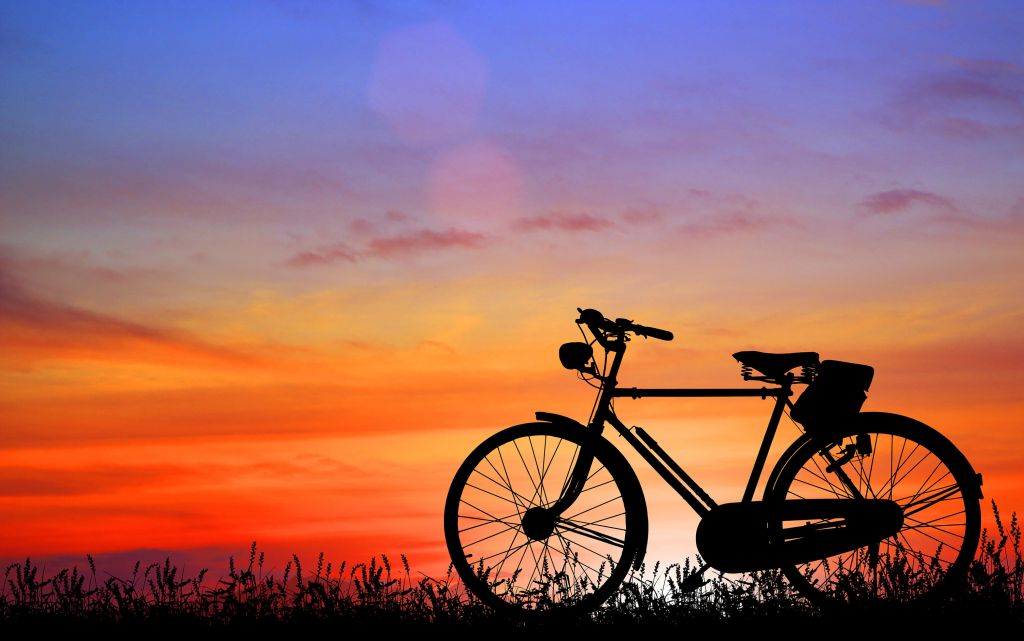 Vintage fiets bij zonsondergang