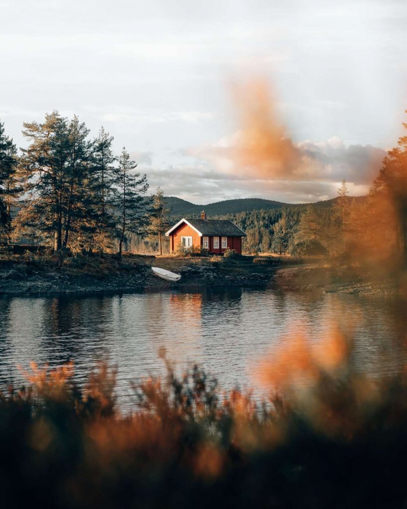 Rood huis bij het meer