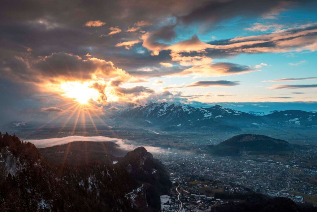 Zonsondergang boven alpenvallei
