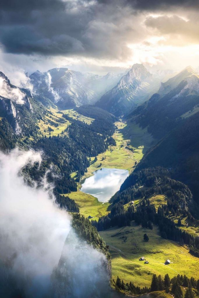 Zonlicht over bergmeer in vallei