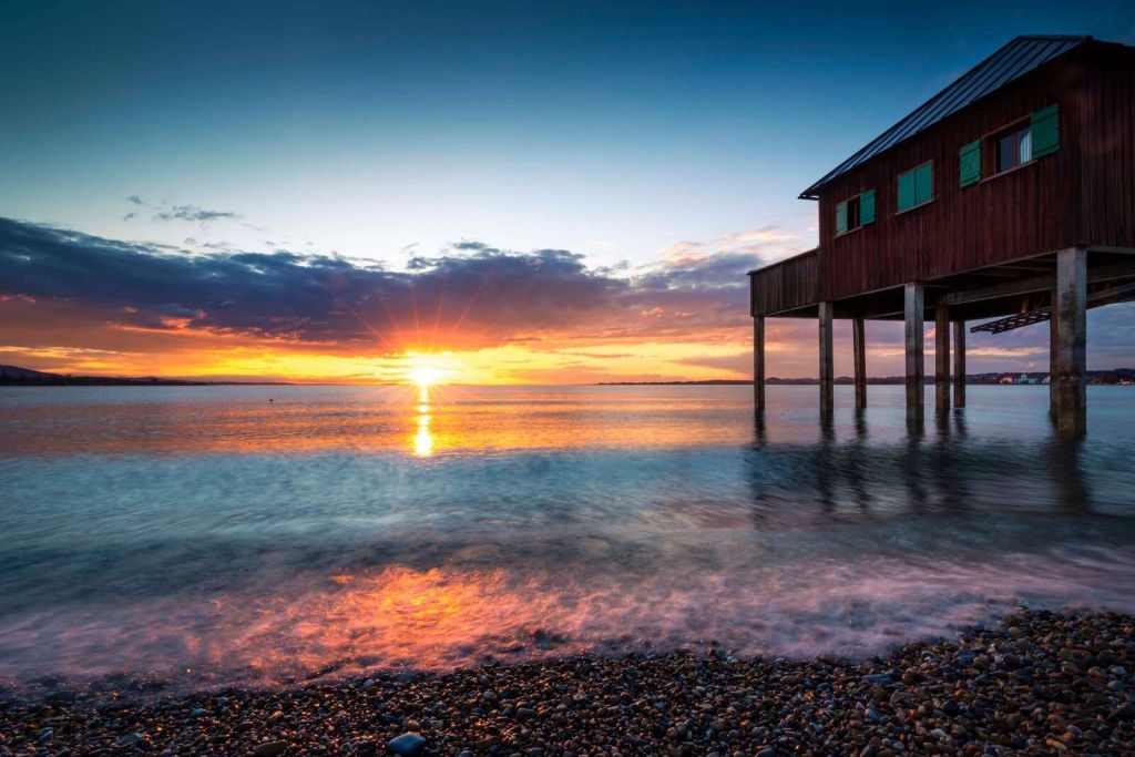 Zonsondergang aan rustige steigerwoning