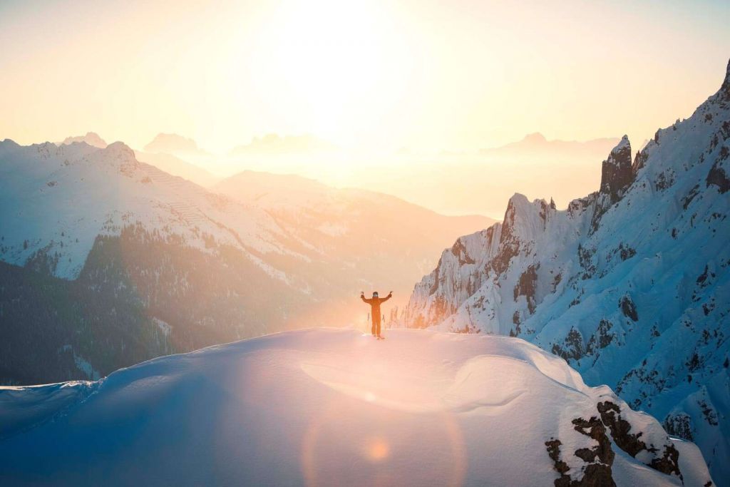 Zonsopkomst boven bergtoppen