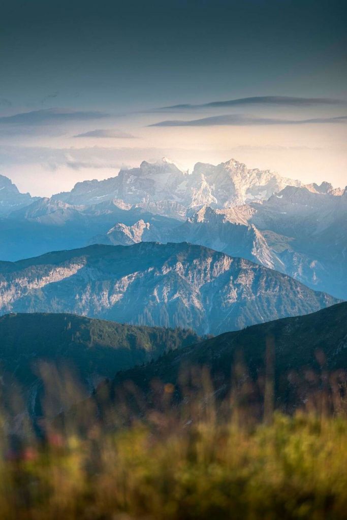 Blauwe gelaagdheid in bergland