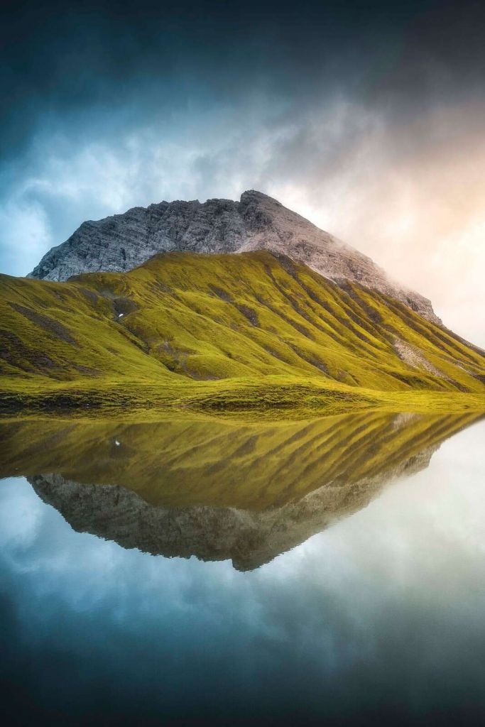 Bergtop weerspiegeld in ochtendlicht