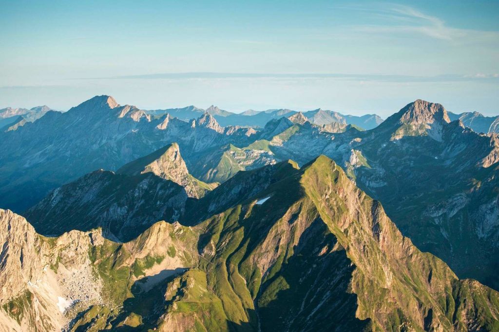 Zomergloed over bergkam