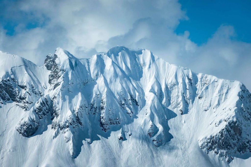 Steile sneeuwtoppen onder winterzon
