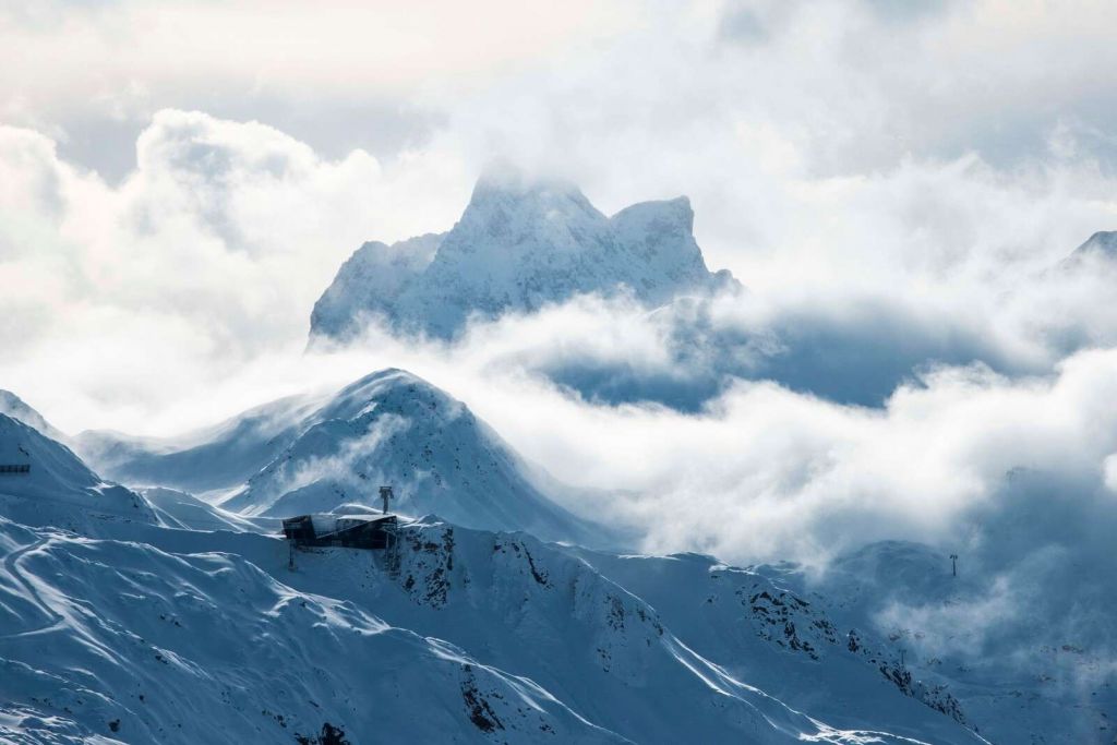 Mist over winterbergtoppen