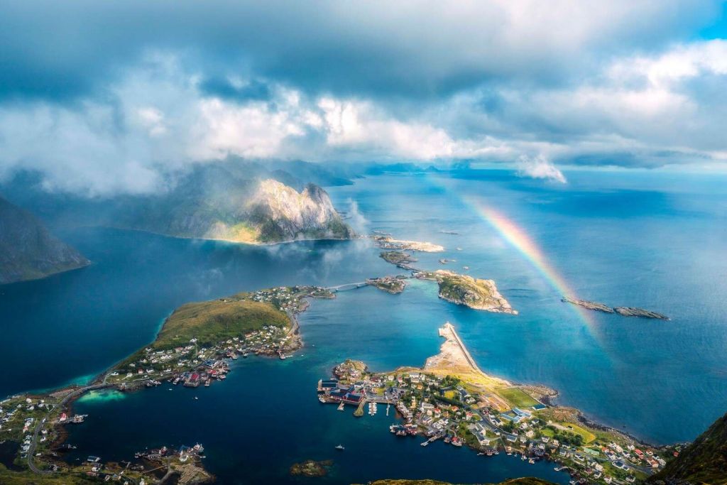 Regenbooglicht boven fjordenkust