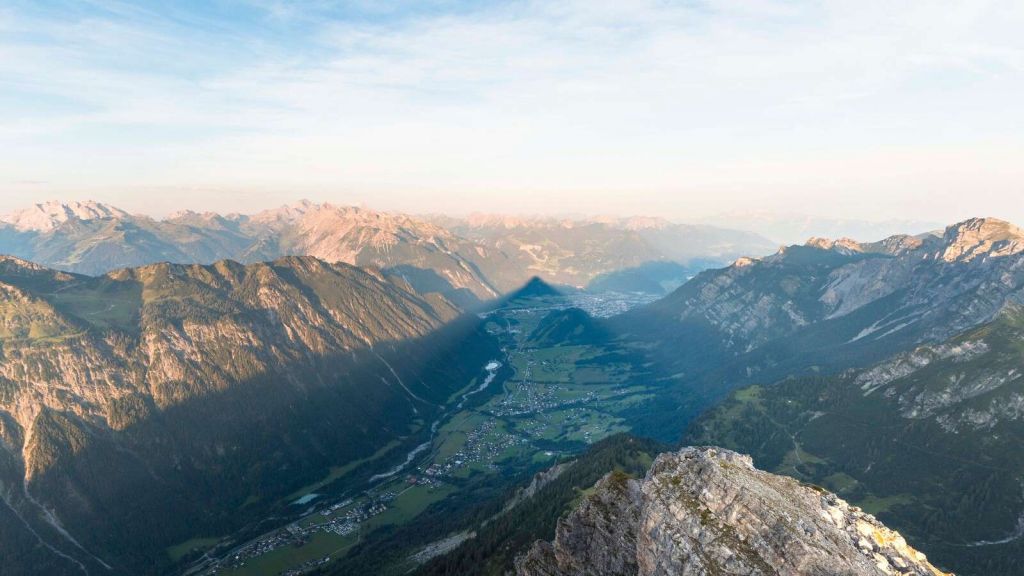 Valleischaduw in ochtendgloed