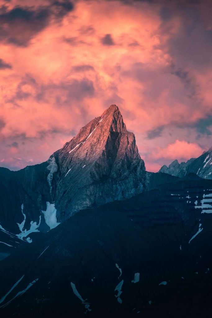 Bergspits in vurige schemer