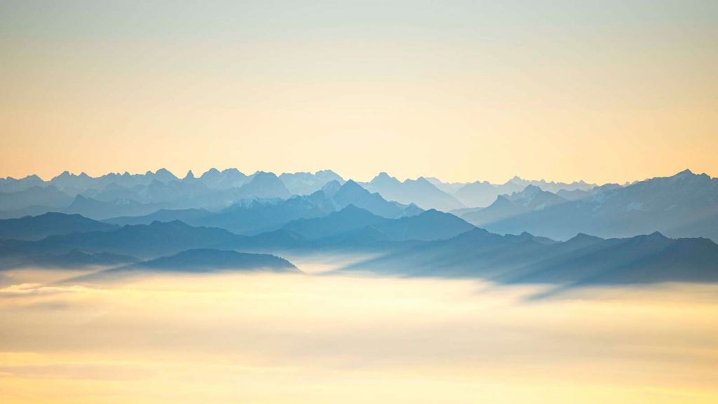 Blauwgrijze toppen in ochtendlicht