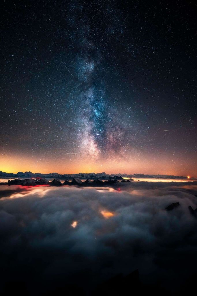Melkweg boven nachtelijke bergflarden