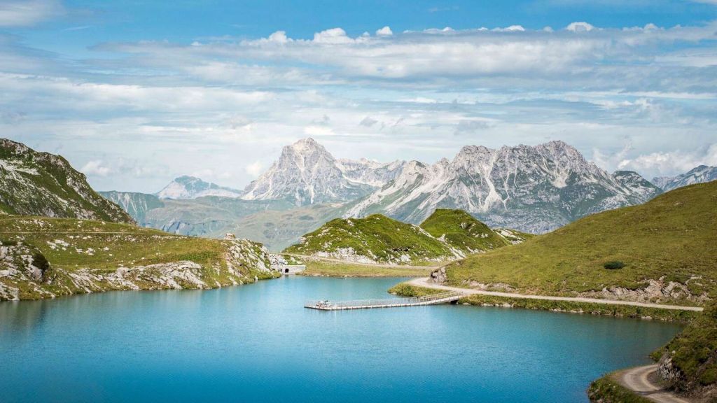 Helder bergmeer in zomervallei