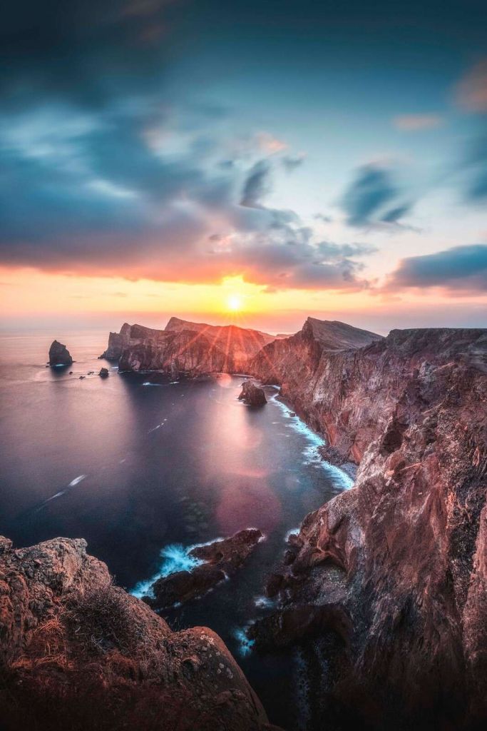 Zonsondergang boven rotskust