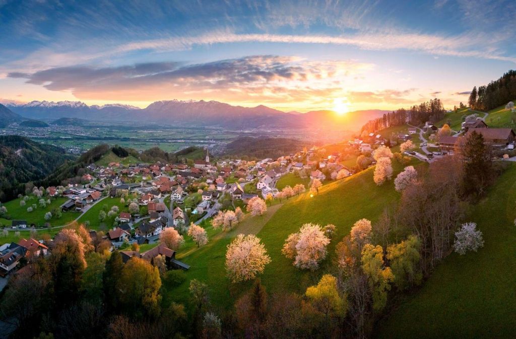 Heuveldorp in lentegloed