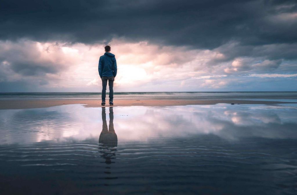 Stilte aan een spiegelstrand