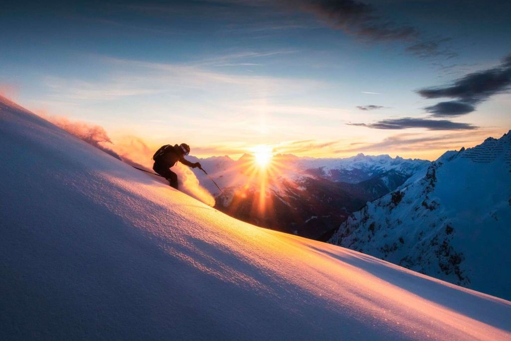 Skiër in de vurige bergzon