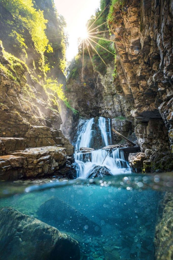 Zonlicht Op Bergwaterval