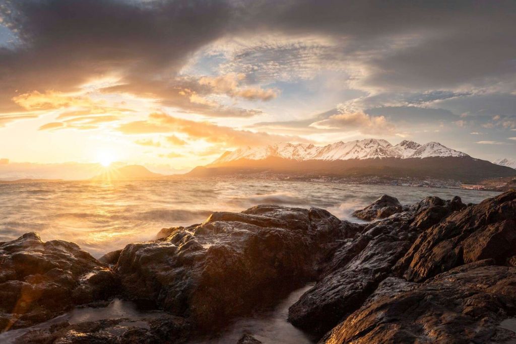 Gouden Zonsondergang Aan Bergkust