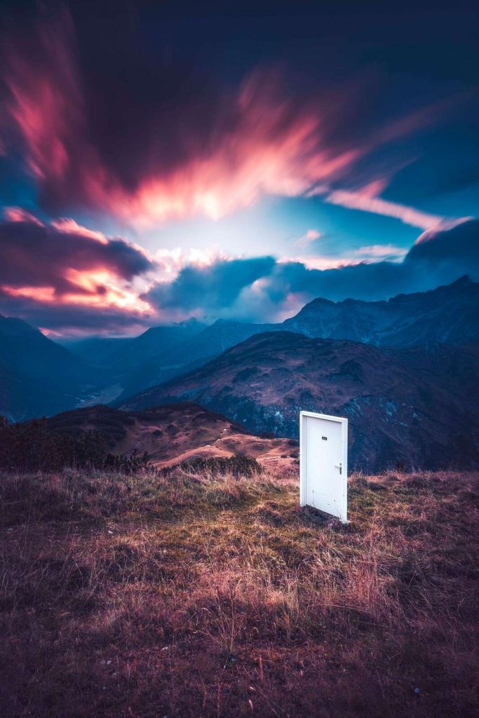 Witte Deur In Droomlandschap