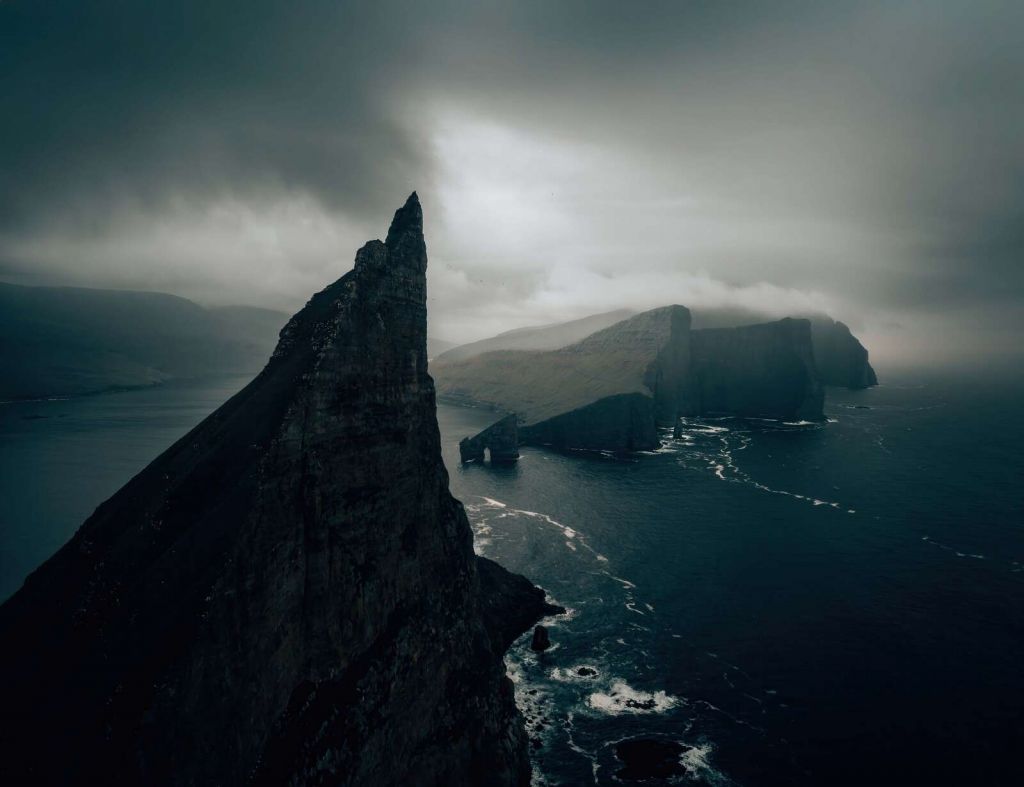 Rotsige kust in nevellicht