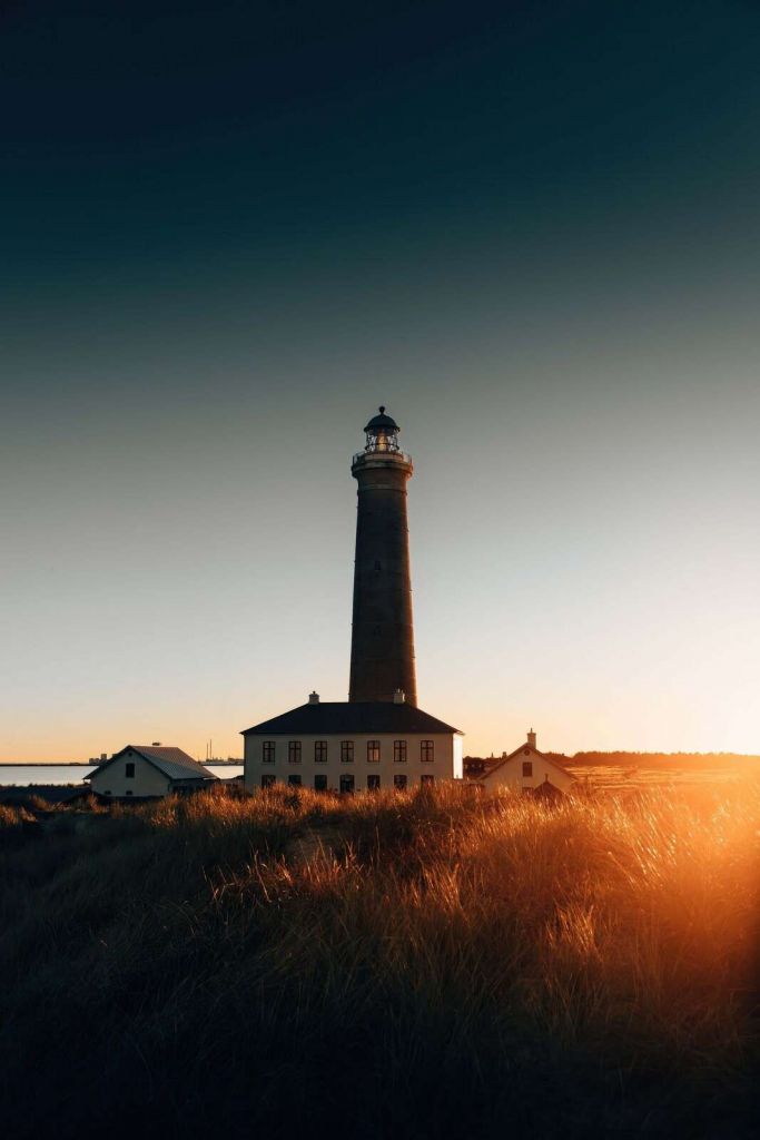 Vuurtoren in gouden avondlicht