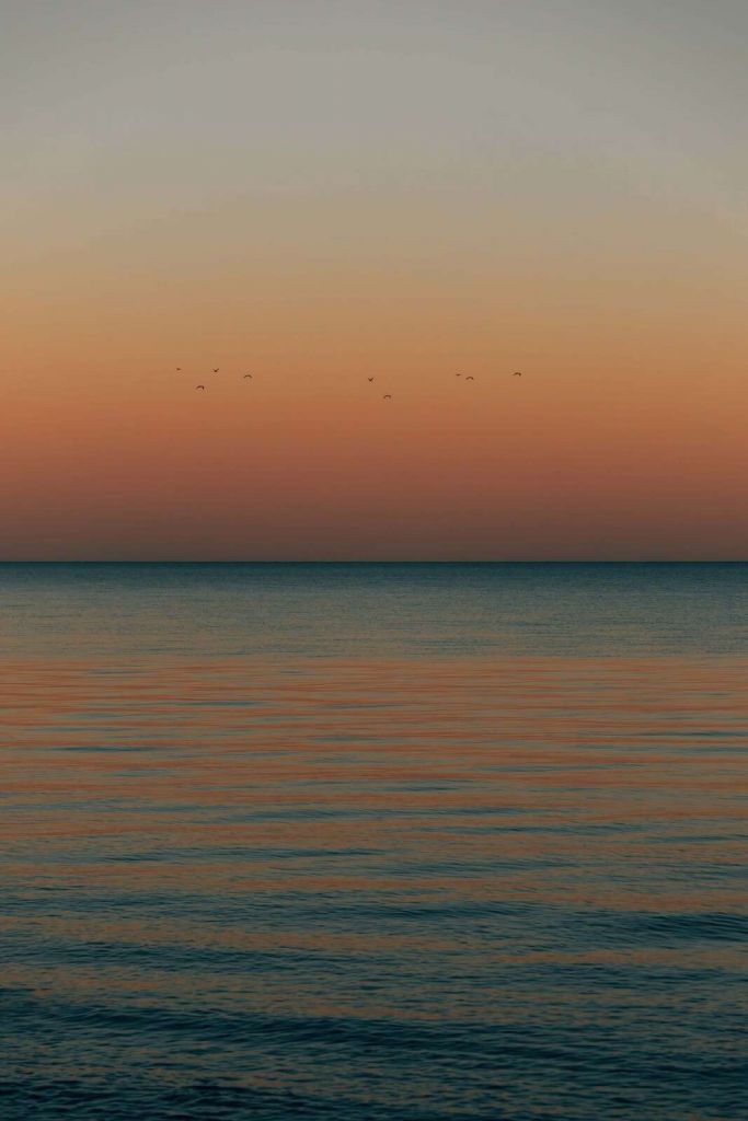 Kalme zee bij zonsondergang