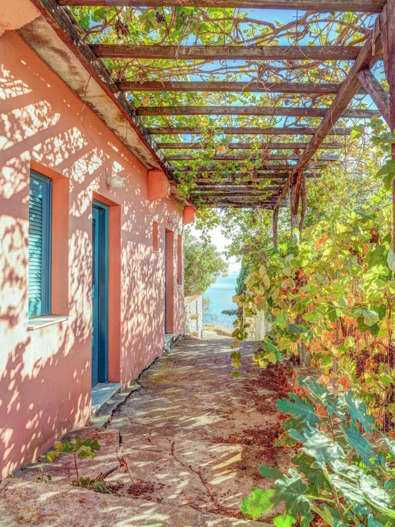 Mediterrane pergola met zeezicht