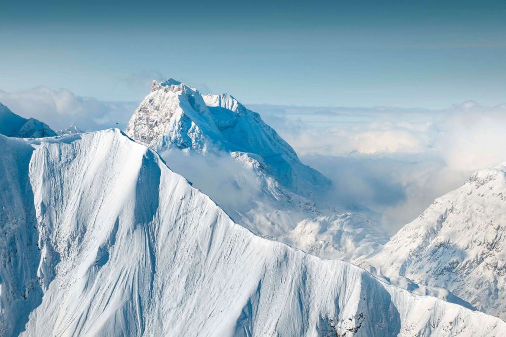 Sneeuwbergen boven wolkendek