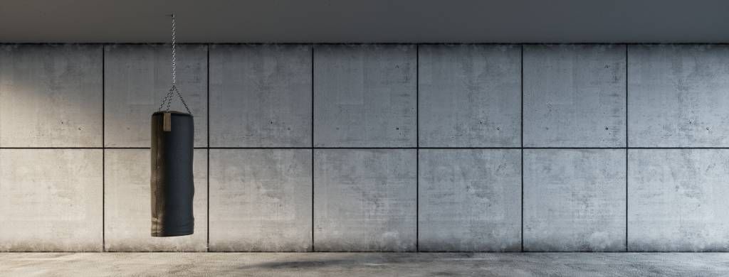 Betonlook behang - Bokszak met betonnen achtergrond - Directie