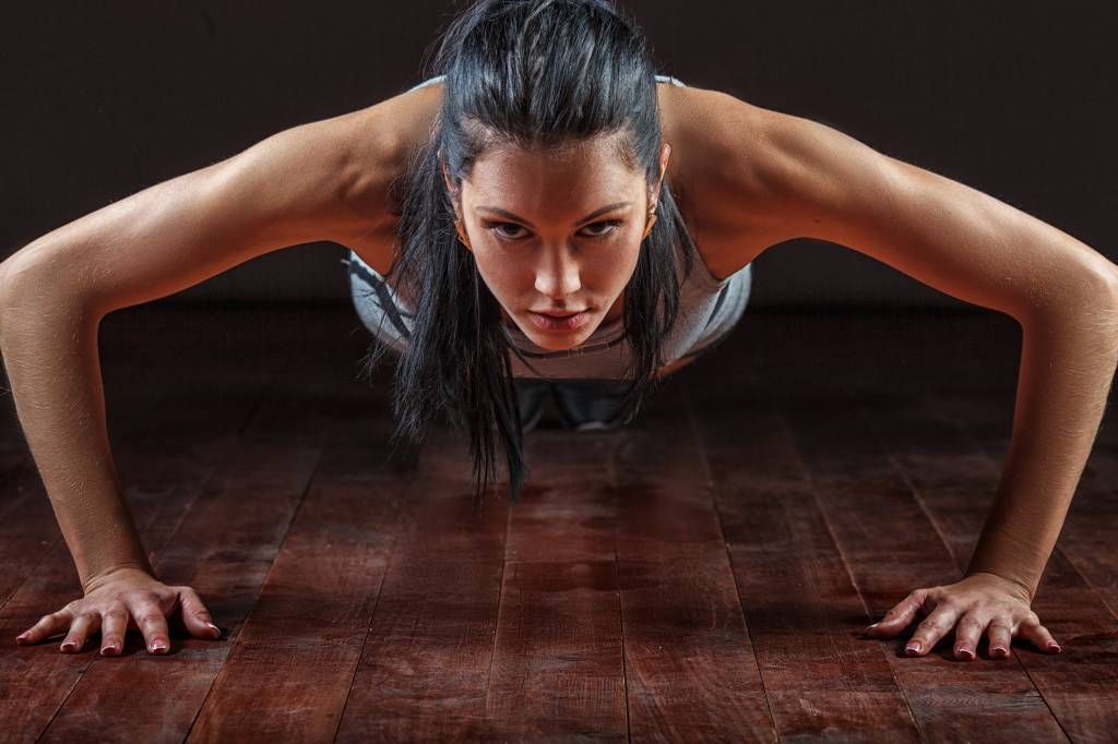 Fitness - Vrouw die push-ups doet - Hobbykamer