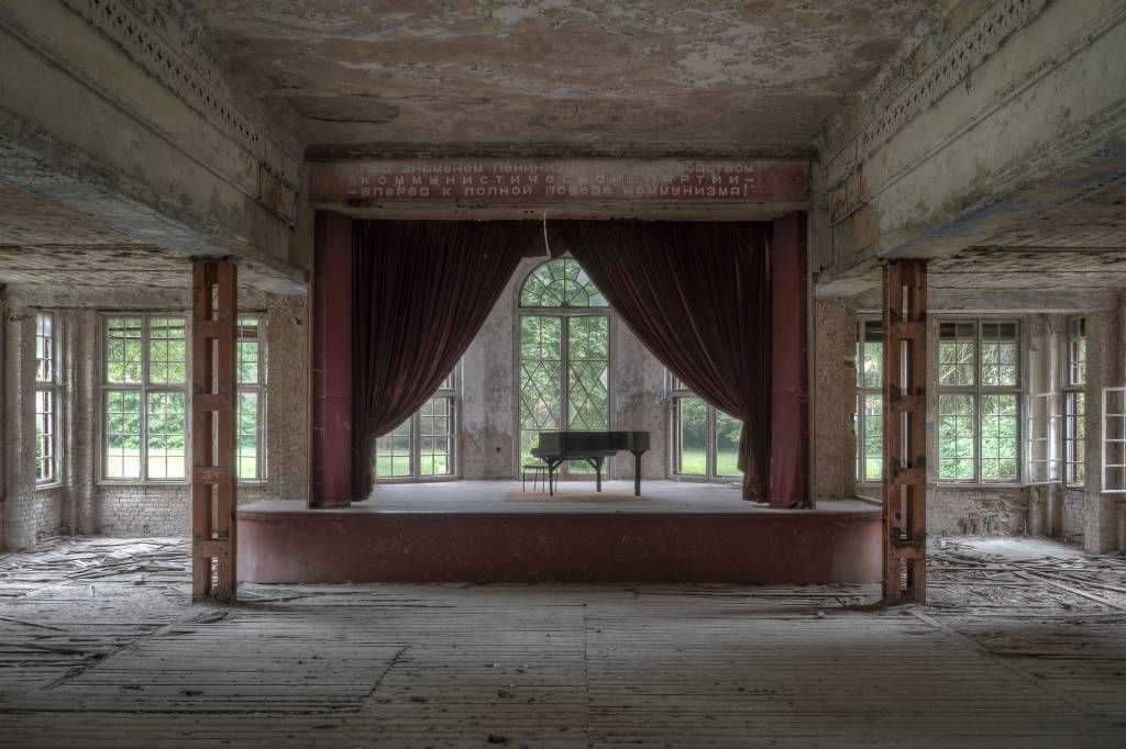 Gebouwen - Piano in oud sanatorium - Woonkamer