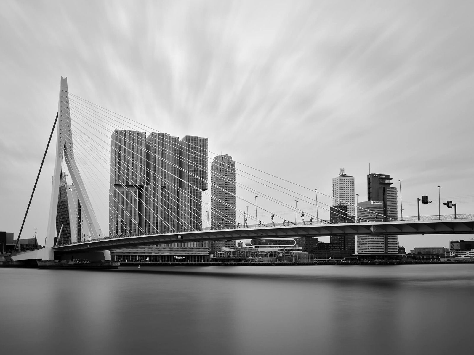 Steden behang - Erasmusbrug zwart wit - Wallexclusive - Slaapkamer Steden behang - Erasmusbrug zwart wit - Wallexclusive - Slaapkamer