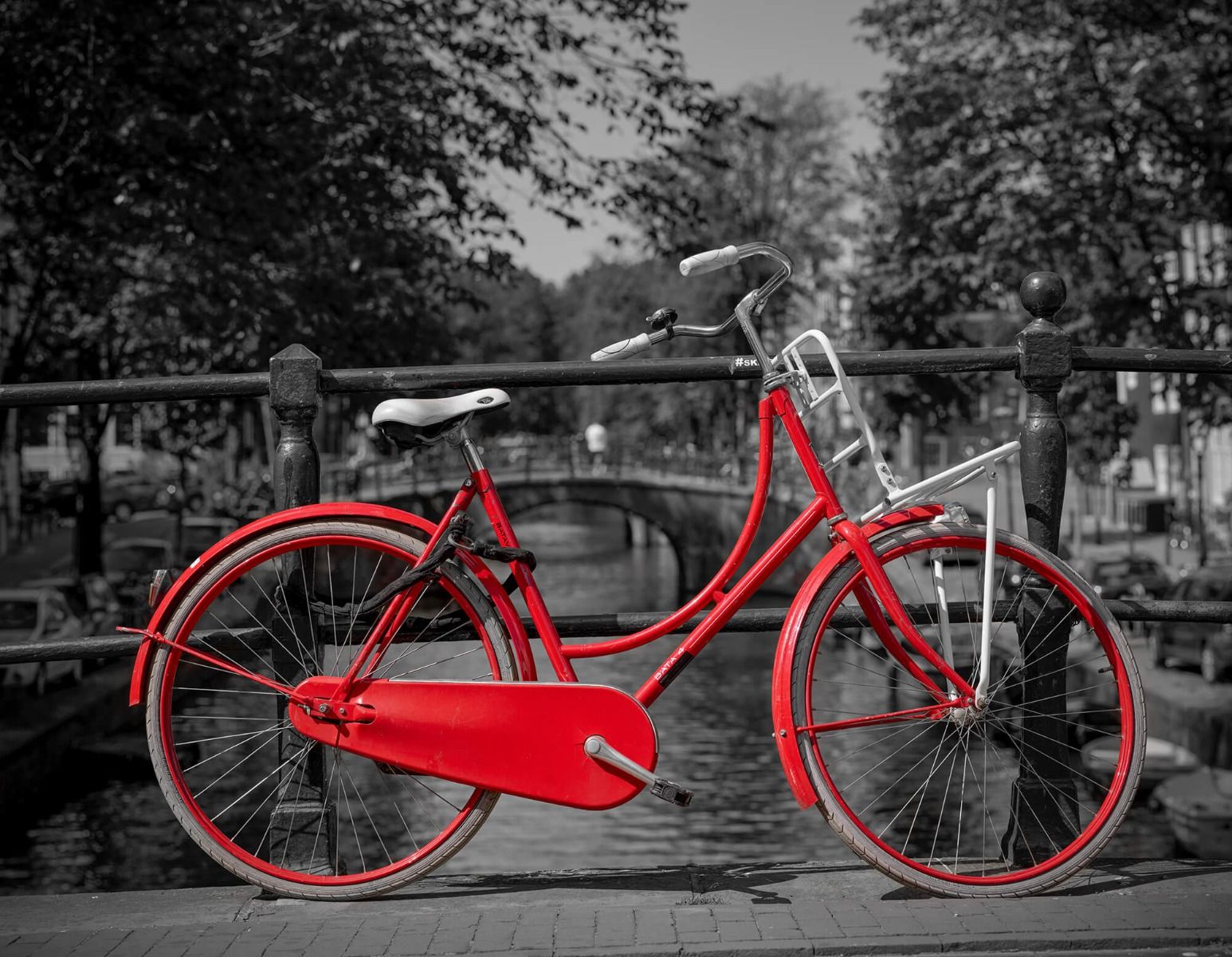Steden behang - Rode fiets op brug - Slaapkamer