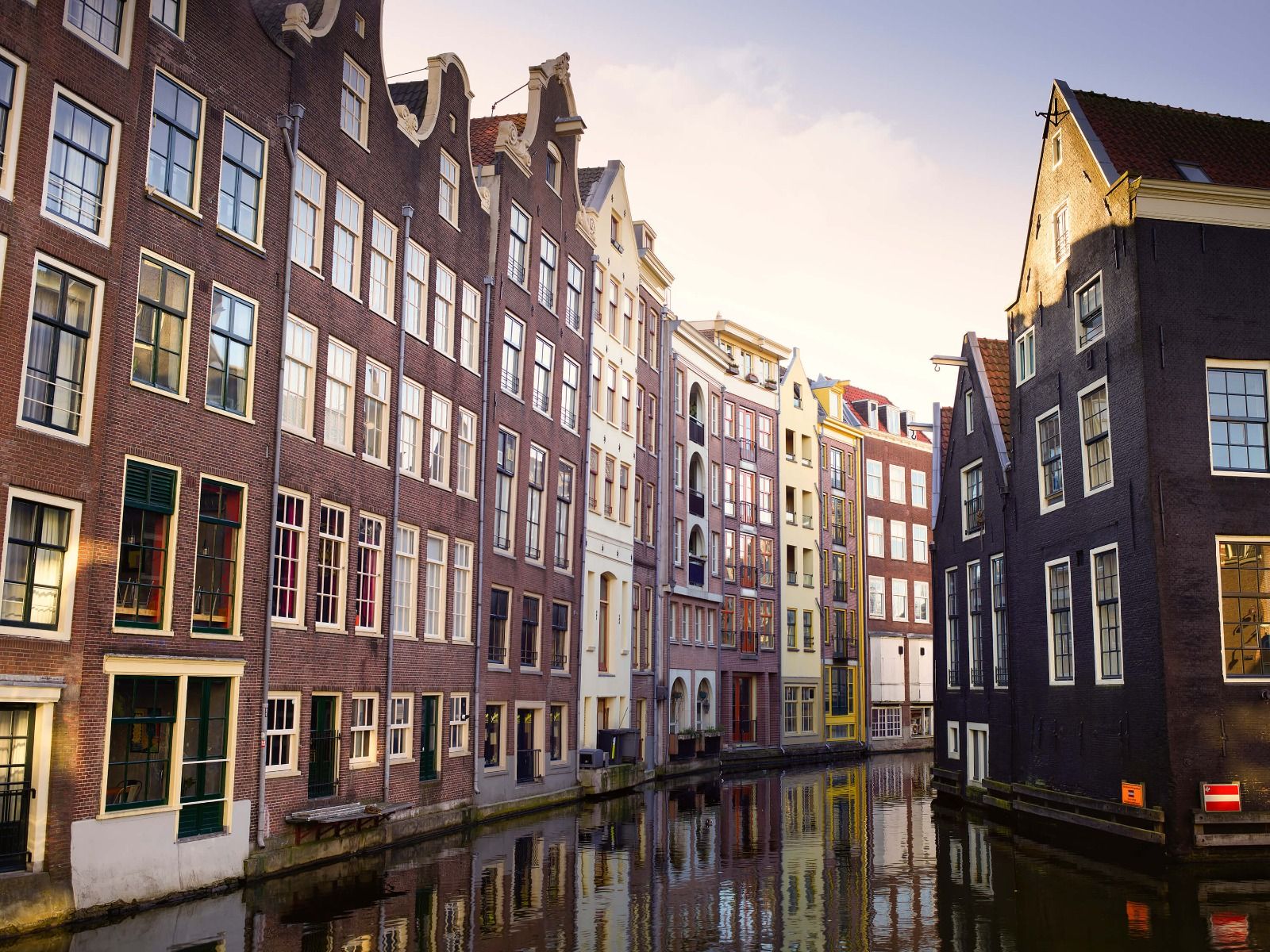 Gebouwen - Amsterdamse huizen aan de gracht - Tienerkamer